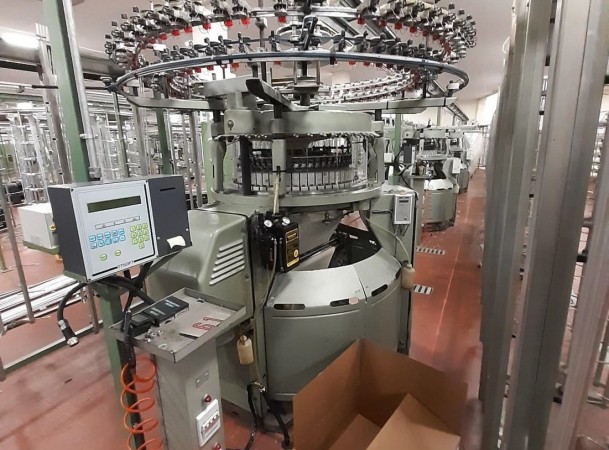 Knitting machine